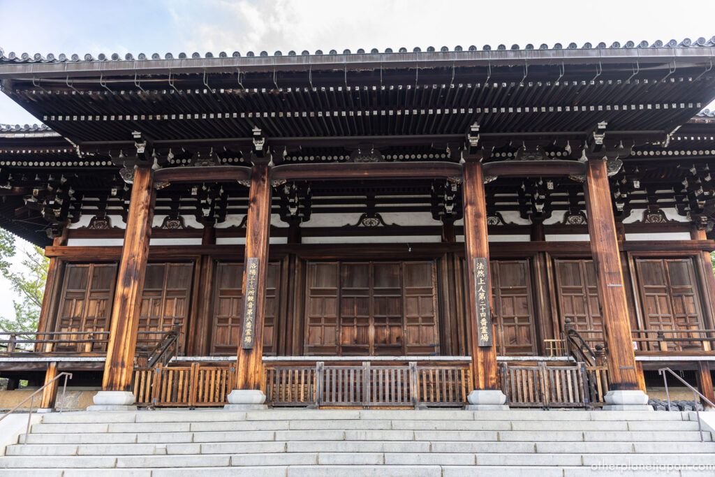 【写真挿入②】Image 7(御影堂)をこのあたりに配置
historic-wooden-temple-kurodani-kyoto.jpg
Alt: Wooden Mieido hall at Konkai-komyoji with vertical pilgrimage plaques, Kurodani, Kyoto