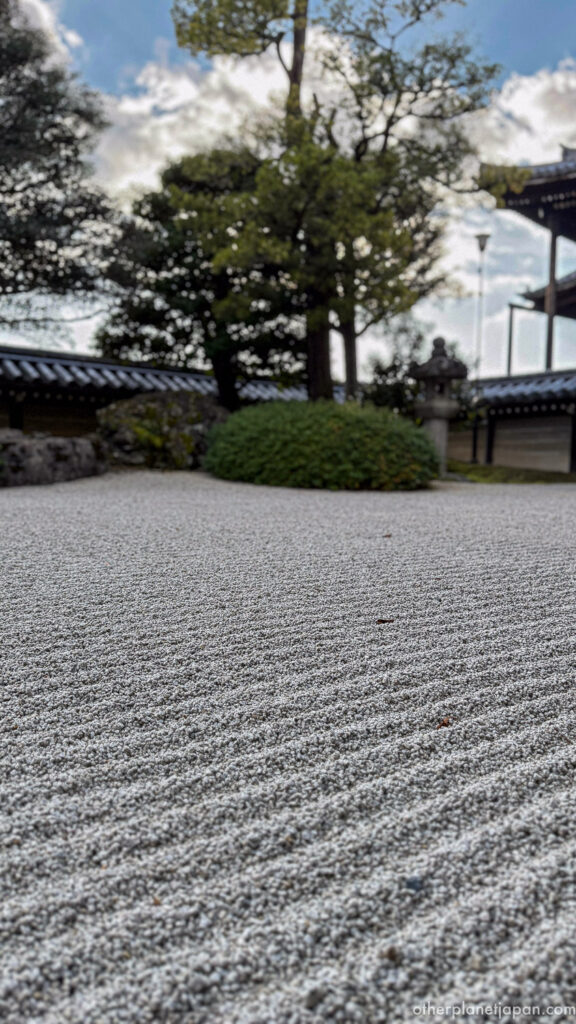 Raked white gravel pattern in the Zen garden at Konkai-komyoji (Kurodani), Kyoto