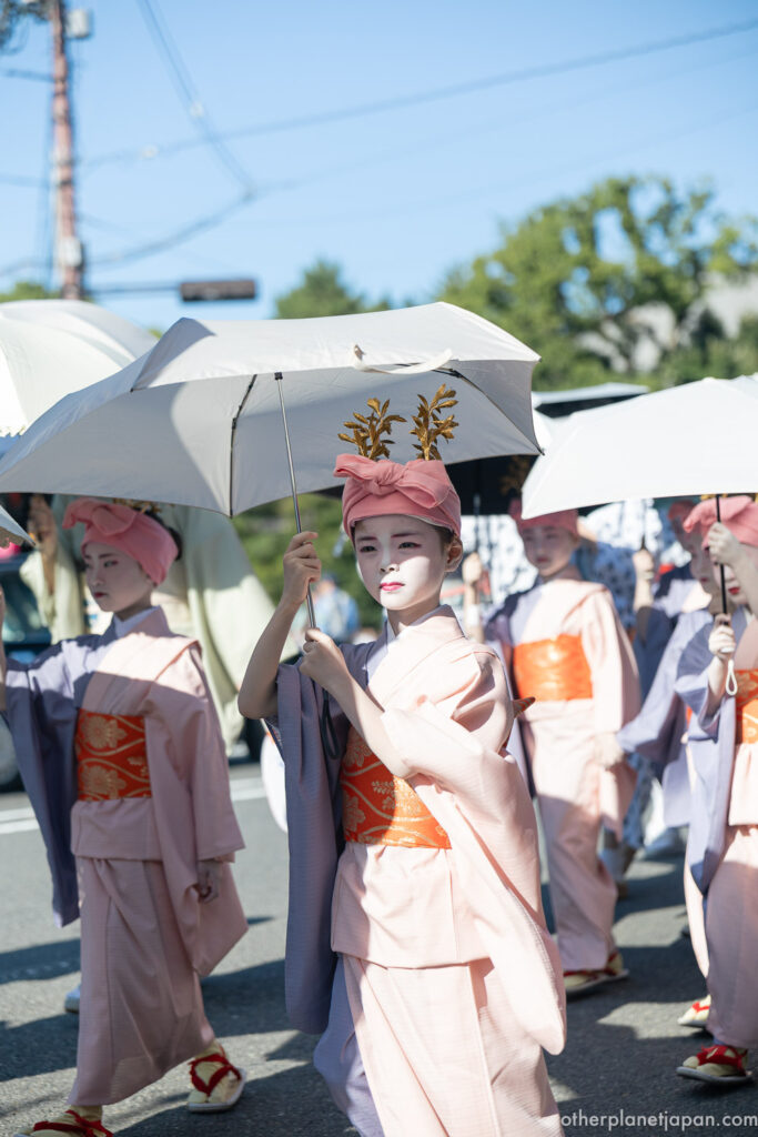 Children in traditional costume lining up beside Yasaka Shrine before the Omukae Chochin procession