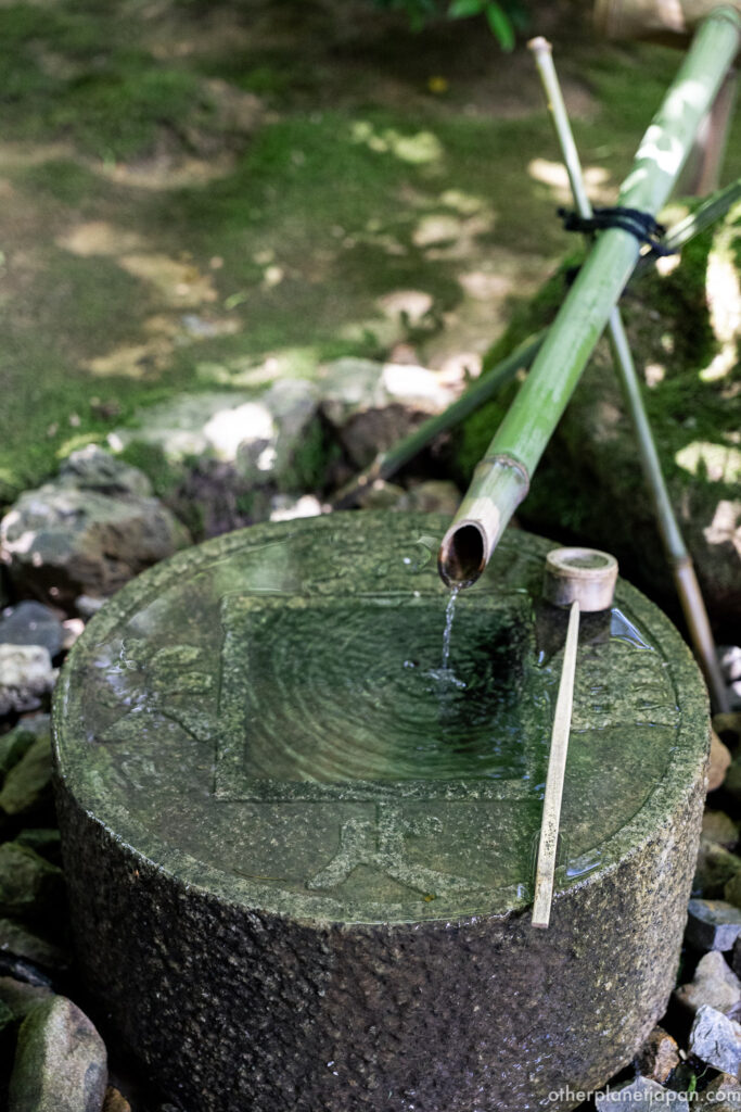 Stone tsukubai water basin at Ryoanji inscribed with the phrase I learn only to be content