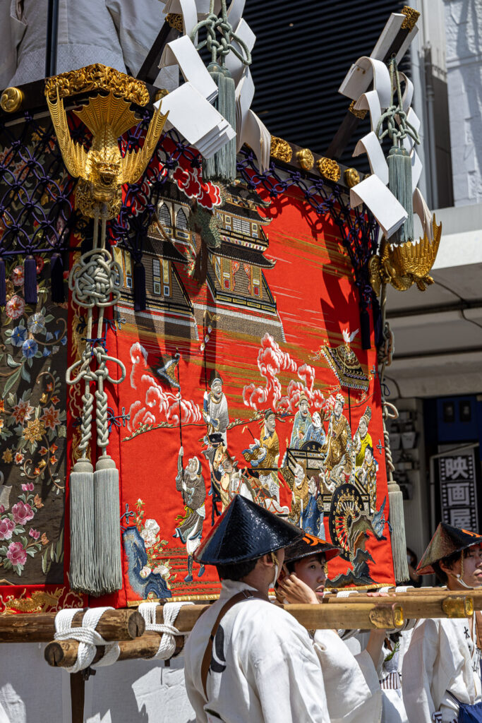 Taishiyama's front tapestry, Epang Palace embroidered on scarlet wool
